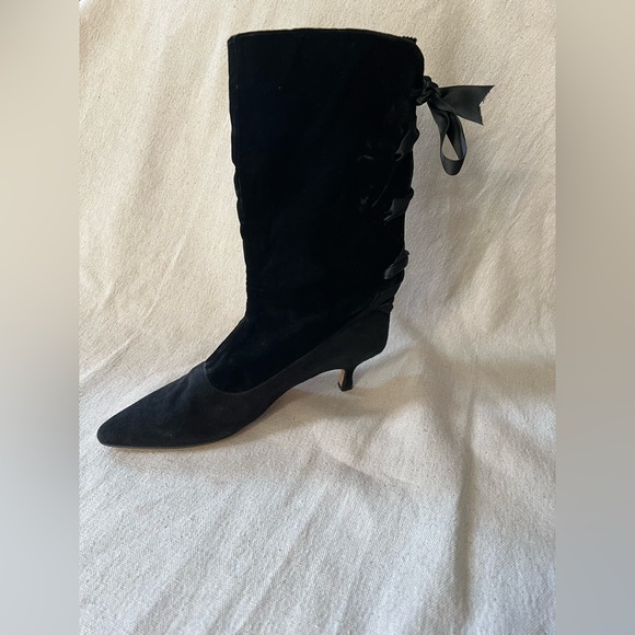 ❌SOLD❌Manolo Blahnik 1990s Velvet with Silk Ribbon Pointed Toe Boots - Picture 3 of 10